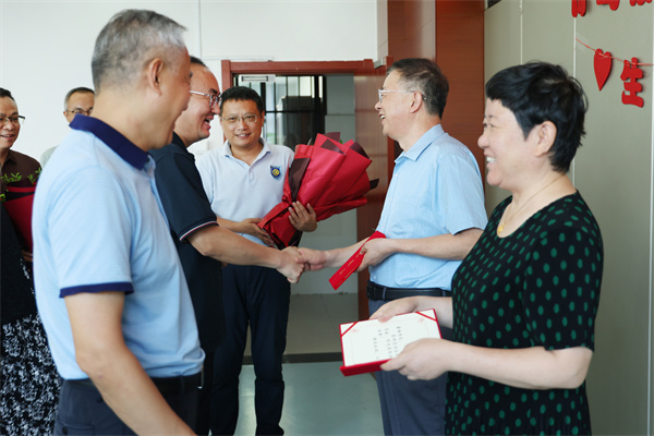 合肥七中舉行“芳華謝幕，情滿杏壇”榮休教師座談會(圖2)