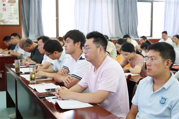 合肥七中召開全體黨員大會暨深入貫徹中央八項規(guī)定精神學(xué)習(xí)教育講座(圖2)